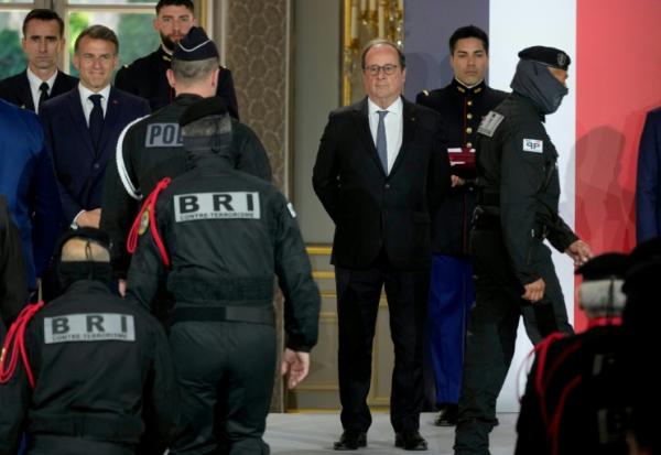 Le président Emmanuel Macron (2e g) et son prédécesseur François Hollande (2e d) assistent à une cérémonie en l'honneur des policiers intervenus au Bataclan pendant attentats du 13 novembre 2015, à l'Élysée, le 21 avril 2026 à Paris