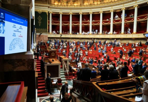Des députés applaudissent après l'adoption à l'unanimité, par l'Assemblée nationale, d'un projet de loi visant à abolir les lois relatives à l'esclavage, le 28 mai 2026 à Paris 