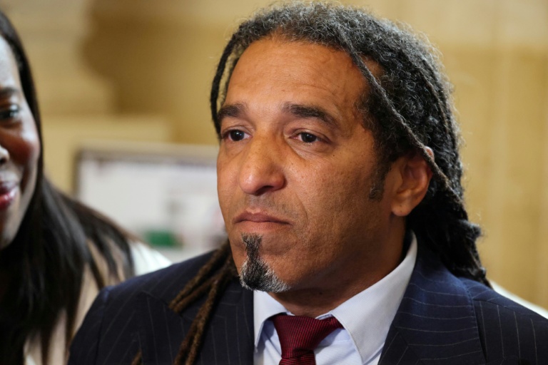 Le député écologiste Steevy Gustave après l'adoption à l'unanimité par l'Assemblée nationale d'une proposition de loi visant à abolir les lois relatives à l'esclavage, le 28 mai 2026 à Paris
