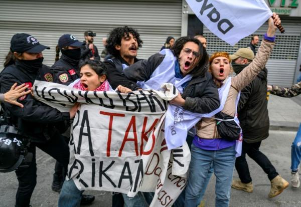 Des policiers arrêtent des manifestants qui tentaient de se rendre place Taksim, à Istanbul, lors d'un rassemblement à l'occasion de la Journée internationale des travailleurs, le 1er mai 2025