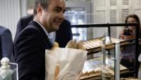 Le Premier ministre Sébastien Lecornu achète du pain dans une boulangerie à l'occasion de la Fête du Travail à Saint-Julien-Chapteuil, le 1er mai 2026 en Haute-Loire
