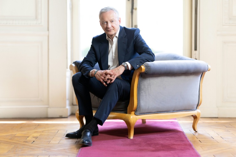 Bruno Le Maire pose le 16 avril 2026 à Paris 