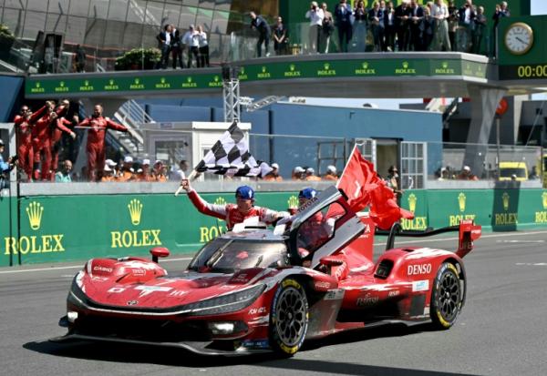Mike Conway, Kamui Kobayashi et Nyck de Vries célèbre la victoire de la Toyota N.7 au Mans le 14 juin 2026