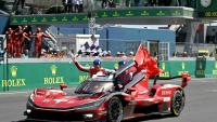 Mike Conway, Kamui Kobayashi et Nyck de Vries célèbre la victoire de la Toyota N.7 au Mans le 14 juin 2026