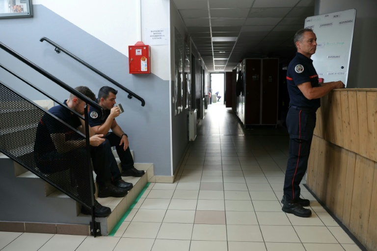 Des pompiers du service d'incendie et de secours (SDIS 77) en attente d'intervention dans la caserne de Ferrières-en-Brie, en Seine-et-Marne, le 10 juillet 2026 