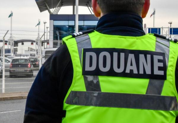 Un officier des douanes à Calais le 18 janvier 2019