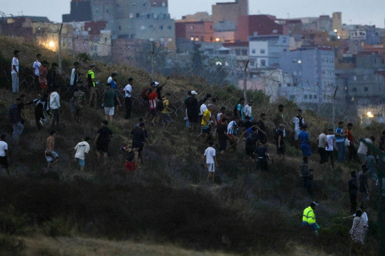 Des personnes sont rassemblées sur une colline près de Bab Sebta, à la frontière entre le Maroc et l’Espagne, près de l’enclave espagnole de Ceuta et de la ville marocaine de Fnideq, le 30 juillet 2026