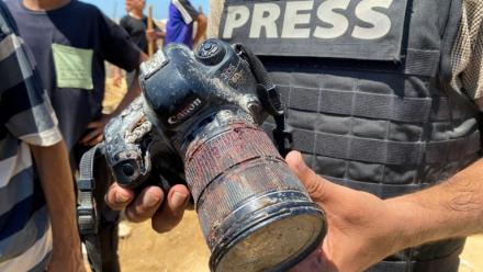 Un journaliste dans la bande de Gaza tient le 25 août 2025 l'appareil appartenant à la photojournaliste palestinienne Mariam Dagga, tuée dans une frappe israélienne 