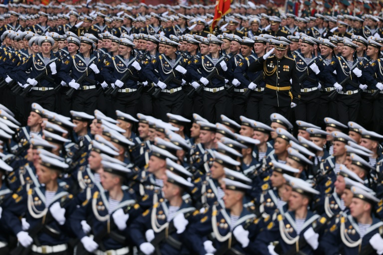 Des marins russes défilent lors de la parade militaire du Jour de la Victoire sur la Place Rouge, à Moscou, le 9 mai 2025