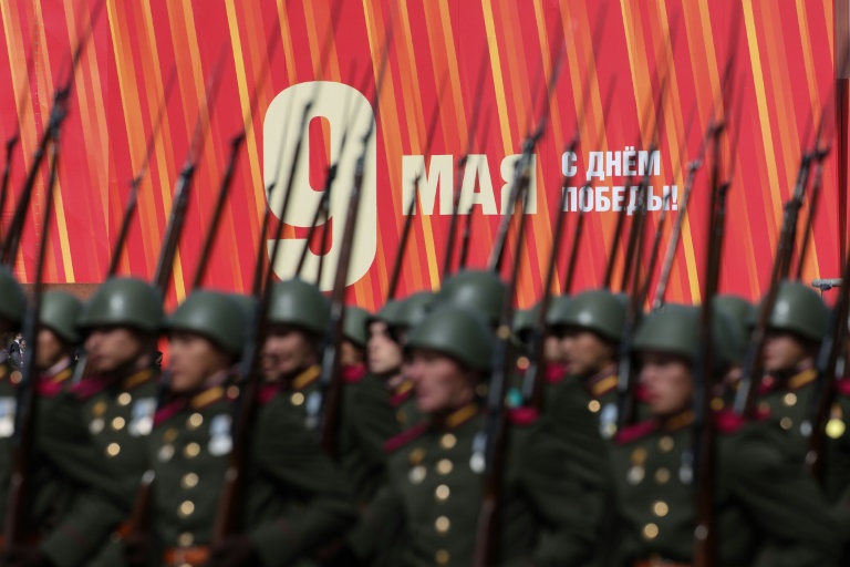 Des militaires russes défilent lors de la parade militaire du Jour de la Victoire sur la Place Rouge, à Moscou, le 9 mai 2025