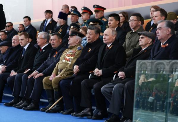 Photo diffusée par l'agence d'État russe Sputnik du président russe Vladimir Poutine saluant les commandants militaires après le défilé militaire du Jour de la Victoire sur la Place Rouge, à Moscou, le 9 mai 2025