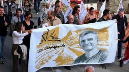 A Ajaccio, des manifestants tiennent une banderole à l'effigie de Pierre Alessandri le 15 novembre 2025
