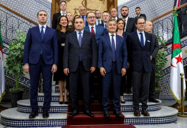 Le ministre algérien de la Justice, Lotfi Boudjemaa (au centre à gauche), reçoit le ministre français de la Justice, Gérald Darmanin (au centre à droite), lors d’une réunion bilatérale au siège du ministère à Alger, le 18 mai 2026