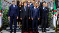 Le ministre algérien de la Justice, Lotfi Boudjemaa (au centre à gauche), reçoit le ministre français de la Justice, Gérald Darmanin (au centre à droite), lors d’une réunion bilatérale au siège du ministère à Alger, le 18 mai 2026