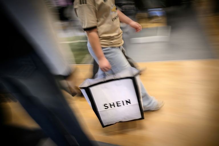 Des clients sortent de chez Shein au BHV d'Angers, le 25 février 2026