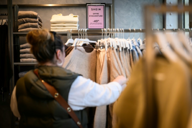 Une cliente chez Shein au BHV d'Angers, le 25 février 2026