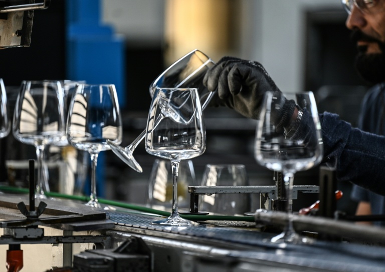 Un employé surveille une ligne de production à l'usine de la verrerie Arc, le 13 septembre 2022 à Arques, dans le Pas-de-Calais