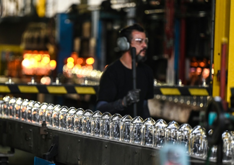 Un employé travaille sur une chaîne de production del'usine de l'entreprise de verrerie Arc France, le 13 septembre 2022 à Arques, dans le Pas-de-Calais
