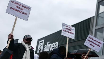 Des salariés de l'enseigne d'ameublement Alinéa rassemblés à Aubagne dans les Bouches-du-Rhône, le 14 février 2026