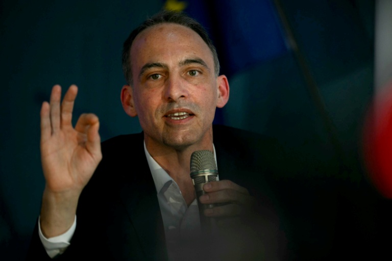 Raphaël Glucksmann prend la parole à Liffre (Ille-et-Vilaine) le 25 avril 2026