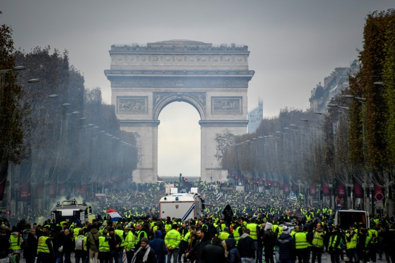 Des manifestants sur les Champs-Élysées, à Paris, le 24 novembre 2018, lors d'un rassemblement national du mouvement des 
