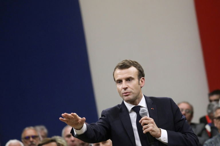 Le président Emmanuel Macron lors d'une réunion avec quelque 600 maires d'Occitanie, venus lui transmettre les doléances de leurs administrés, le 18 janvier 2019 à Souillac, dans le cadre du 