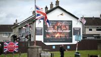 Une fresque murale anti-islam et une banderole anti-immigration à Whiteabbey, dans le nord de Belfast, en Irlande du Nord, le 12 juin 2026