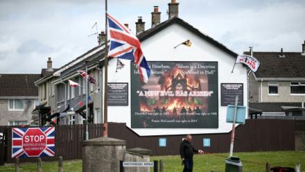 Une fresque murale anti-islam et une banderole anti-immigration à Whiteabbey, dans le nord de Belfast, en Irlande du Nord, le 12 juin 2026