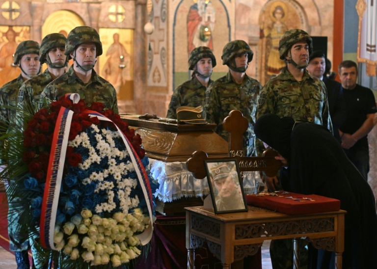 Des membres des forces armées serbes encadrent le cercueil de Ratko Mladic lors de l'hommage public à l'église Saint Luka de Belgrade, le 7 septembre 2026 en Serbie