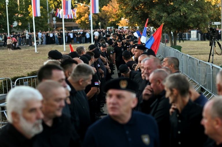 Une foule fait la queue devant l'église Saint-Luka où est exposé le cercueil de l'ex-chef militaire des Serbes de Bosnie, Ratko Mladic, le 7 septembre 2026 à Belgrade, en Serbie