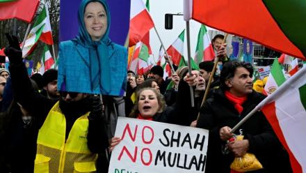 Des milliers d'opposants iraniens réclament la chute de la République islamique lors d'une manifestation, le 7 février 2026 à Berlin