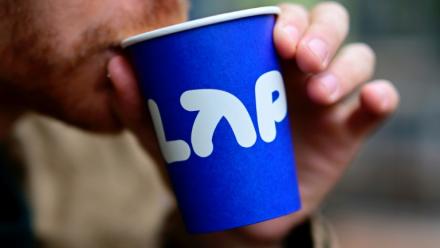 LAP Coffee, nouvelle chaîne, a suscité des opinions divergentes à Berlin.
