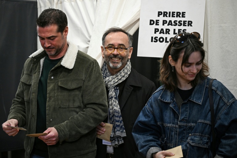 Le maire divers droite de  Béziers Robert Ménard, vote pour le 1er tour des municipales dans sa ville, le 15 mars 2026