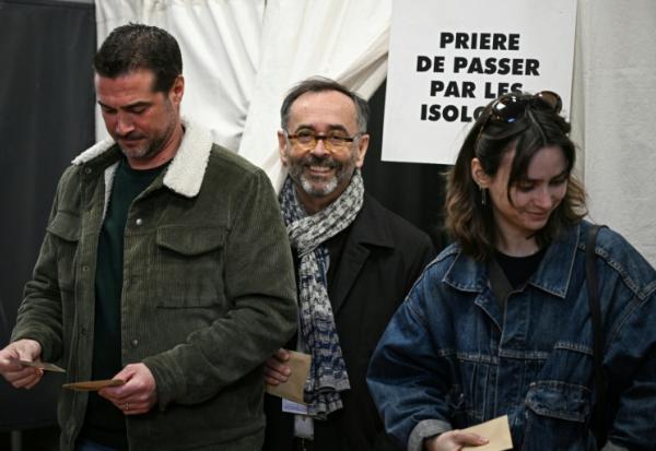Le maire divers droite de  Béziers Robert Ménard, vote pour le 1er tour des municipales dans sa ville, le 15 mars 2026