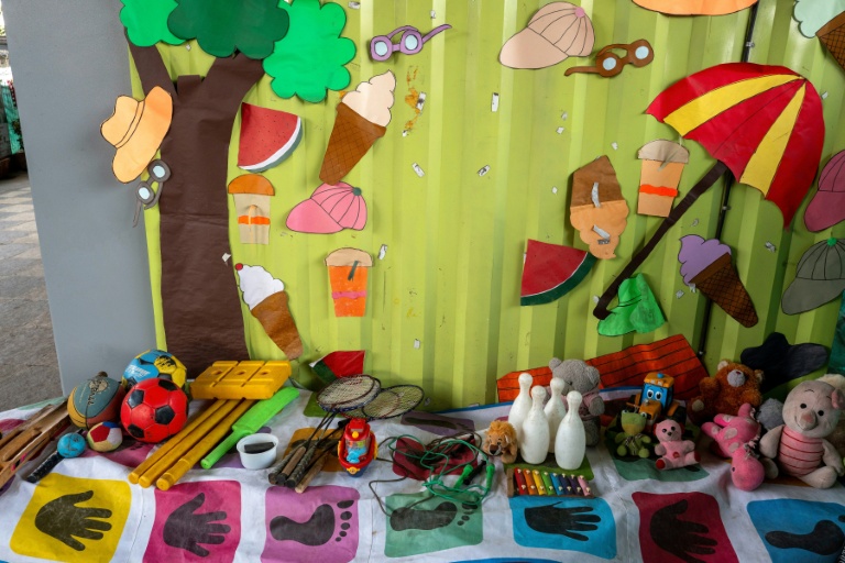 Des peluches et des jeux disposés par terre dans  