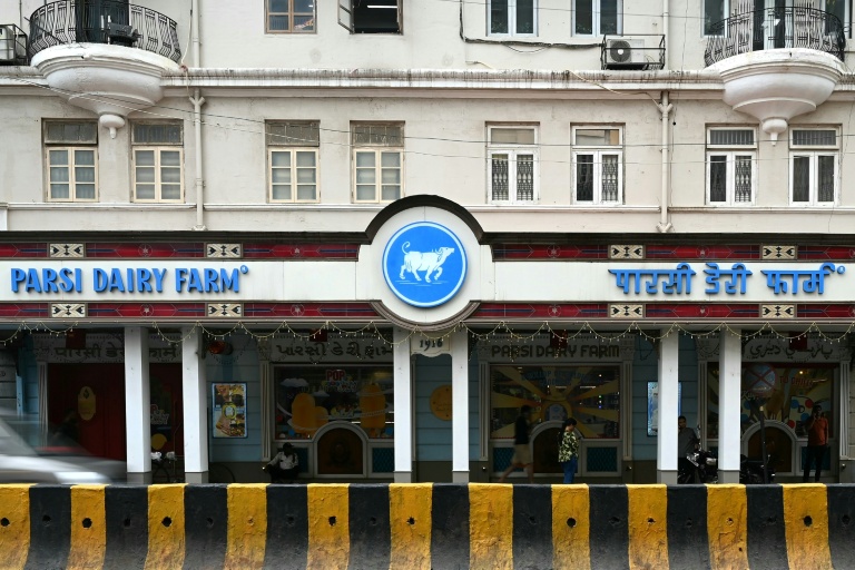 L'entrée de la Parsi Dairy Farm, vieille de 110 ans, qui a rouvert ses portes à Bombay après avoir été fermée par l'Autorité de sécurité alimentaire du Maharashtra pour non-respect des normes de sécurité alimentaire, le 1er août 2026 en Inde