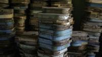Des bobines d'images d'archives de l'ancienne Télé Congo empilées en attente de nettoyage et de numérisation dans l'ancien siège de la télévision à Brazzaville, le 3 mars 2026 au Congo