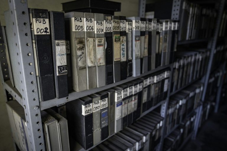 Des cassettes contenant des images d'archives de l'ancienne Télé Congo stockées dans une salle de l'ancien siège de la télévision à Brazzaville, le 3 mars 2026 au Congo