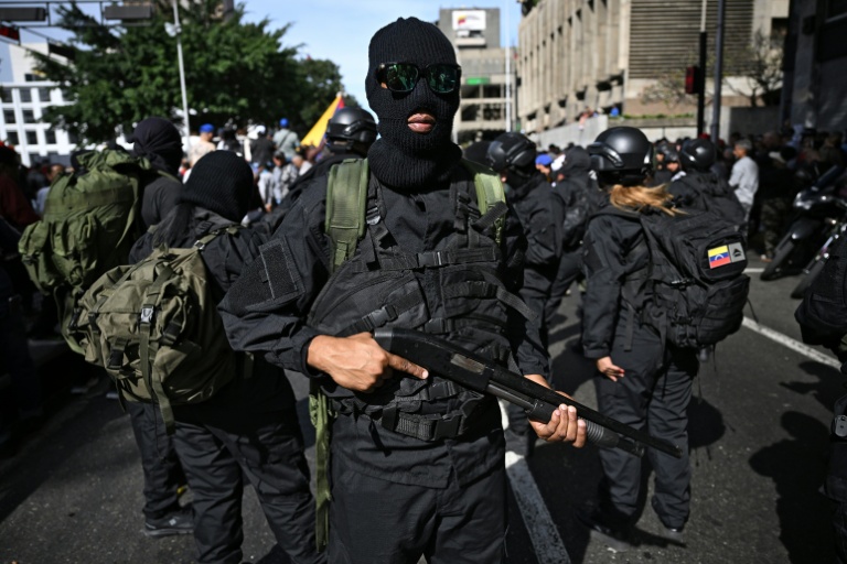 Des partisans armés du président vénézuélien Nicolás Maduro se rassemblent près du palais présidentiel de Miraflores à Caracas le 3 janvier 2026