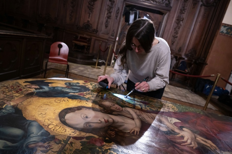 Une experte travaille à la restauration de 