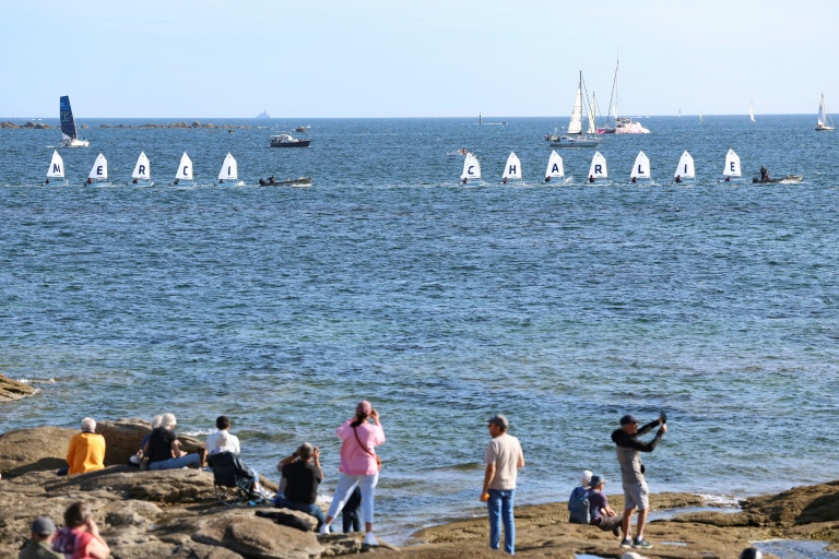 Des voiliers école naviguent en formation pour rendre hommage à Charlie Dalin, dans le cadre de la journée consacrée à la mémoire du navigateur décédé en juin, mardi à Concarneau.