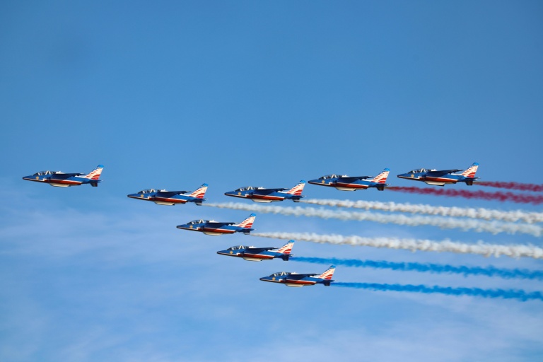 Les Alpha Jets de la Patrouille de France participent à l'hommage à Charlie Dalin, en survolant Concarneau mardi.