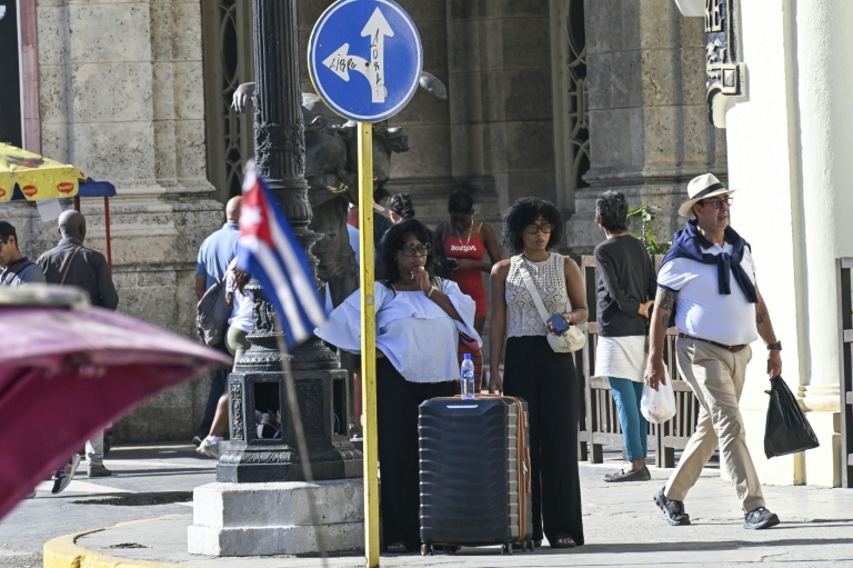Des touristes dans une rue de La Havane, le 11 février 2026 à Cuba