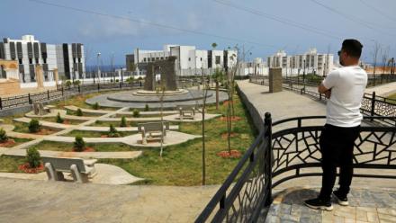 Un homme observe le nouveau projet de logements en construction dans le quartier d'Al-Salam à Derna, le 17 mai 2026, dans le cadre du plan de reconstruction de la ville, près de trois ans après le passage dévastateur d'une tempête qui a fait près de 4 000 victimes