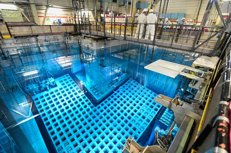 Des employés d'EDF retirent une barre de combustible nucléaire de la piscine de stockage de la centrale nucléaire de Fessenheim, le 21 juin 2021, à Fessenheim, dans le Haut-Rhin
