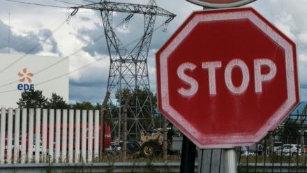 Un panneau STOP devant la centrale de Fessenheim dans le Haut-Rhin le 29 juin 2020