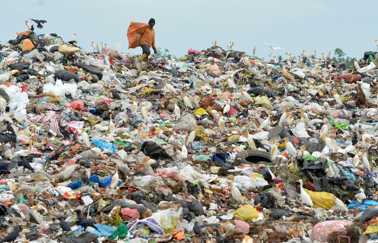 Un ouvrier sri-lankais trie les plastiques dans une décharge proche de Colombo, le 6 mai 2018 