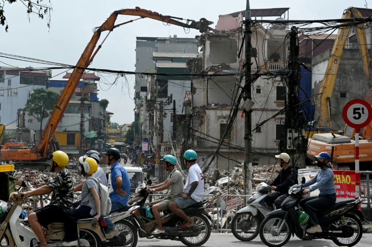 Un immeuble d'habitation démoli dans le cadre de grands travaux décidés par les autorités vietnamiennes pour la capitale Hanoï, le 18 mai 2026