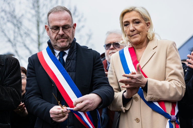 Le maire RN de Hénin-Beaumont, Steeve Vriois (g) et Marine Le Pen, présidente du groupe parlementaire Rassemblement national, le 13 févfier 2026 à Hénin-Beaumont, dans le Pays-de-Calais