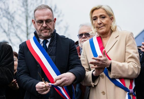 Le maire RN de Hénin-Beaumont, Steeve Vriois (g) et Marine Le Pen, présidente du groupe parlementaire Rassemblement national, le 13 févfier 2026 à Hénin-Beaumont, dans le Pays-de-Calais